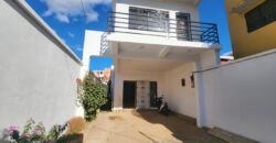 À louer une maison T5 rénovée à étage située dans un quartier calme à Ankadindravola Ivato Madagascar