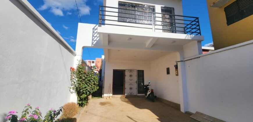 À louer une maison T5 rénovée à étage située dans un quartier calme à Ankadindravola Ivato Madagascar