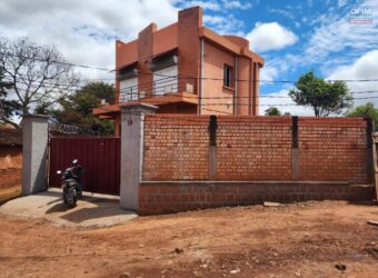 Maison à étage de type F6 en location située dans un quartier calme et résidentiel à Ambohijanahary Ambohibao Madagascar