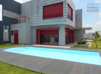 Location d&rsquo;une superbe villa T4 avec piscine située dans un résidence sécurisée à Ankadimbahoaka Madagascar