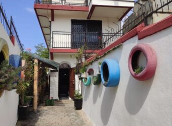 À louer une charmante maison de type F5 à étage située dans un quartier résidentiel calme à Ambohibao Madagascar