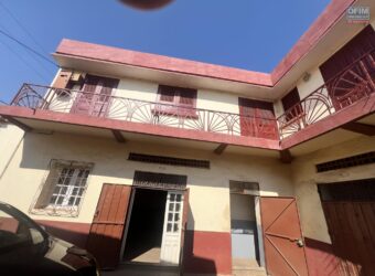 À vendre une propriété polyvalente T7 sur un terrain clôturé de 333 m2 située au bord de la route à Ampitatafika Madagascar
