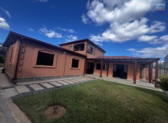 À vendre une grande villa T5 d&rsquo;environ de 200 m2 sur un vaste terrain de 1431 m2 située à Saropody Tanjombato Madagascar