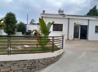 OFIM Ambohibao vous propose à la vente une villa T3 sur un terrain de 450 m2 située en bord de la route à Ampitatafika Madagascar