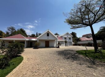 À louer une grande propriété composée d&rsquo;une villa T4 meublée et d&rsquo;un appartement T2 meublé située à Avarabohitra Itaosy Madagascar