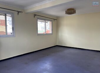 Location d&rsquo;un local professionnel en triplex d&rsquo;environ 120 m2 situé à Antsahavola Madagascar