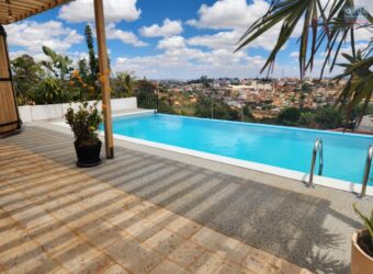 OFIM immobilier vous propose à louer une belle villa F5 meublée de 200 m2 avec piscine située à Ilafy Rova Madagascar