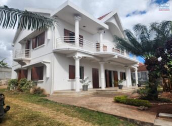 En vente une spacieuse villa T6 de 100 m2 sur un terrain de 1020 m2 située dans un quartier résidentiel à Ambohibao Madagascar